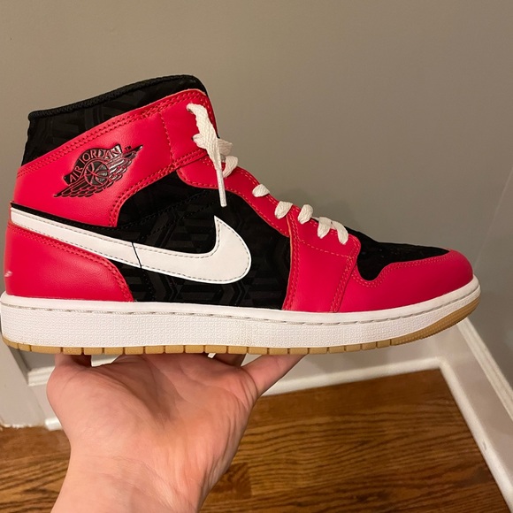 Jordan 1 Mid SE “Christmas”-Lightly used w/green and white laces - Picture 1 of 9